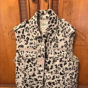 Paw print vest. Medium